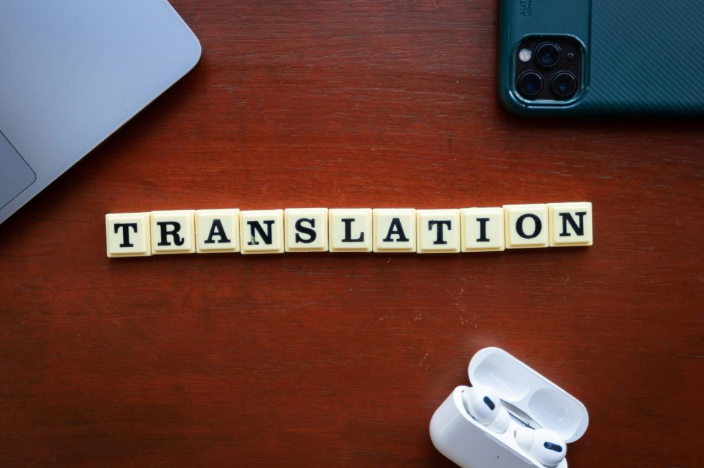 Processus de traduction professionnelle de A à Z imagée par des pièces de scrabble