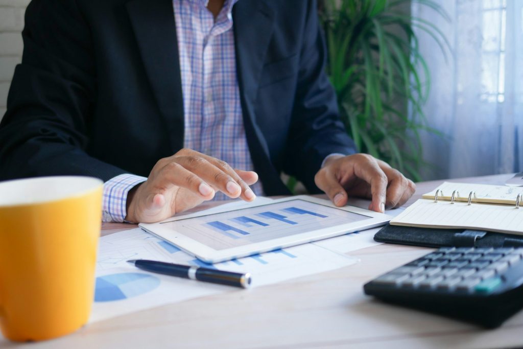 Homme procédant à une traduction financière professionnelle