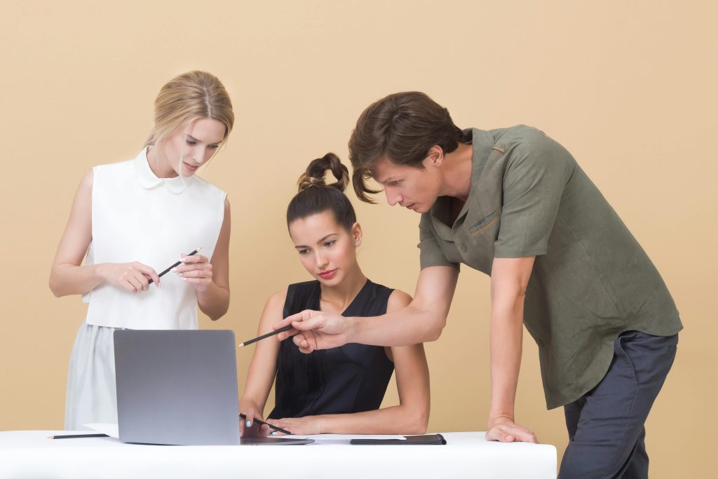 interprètes compétents devant un ordinateur