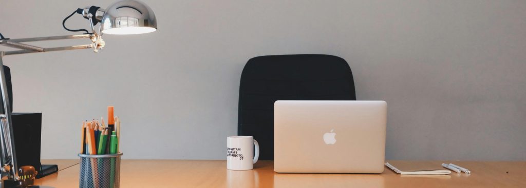 Choix d'une agence de traduction avec une ordinateur posé sur un bureau