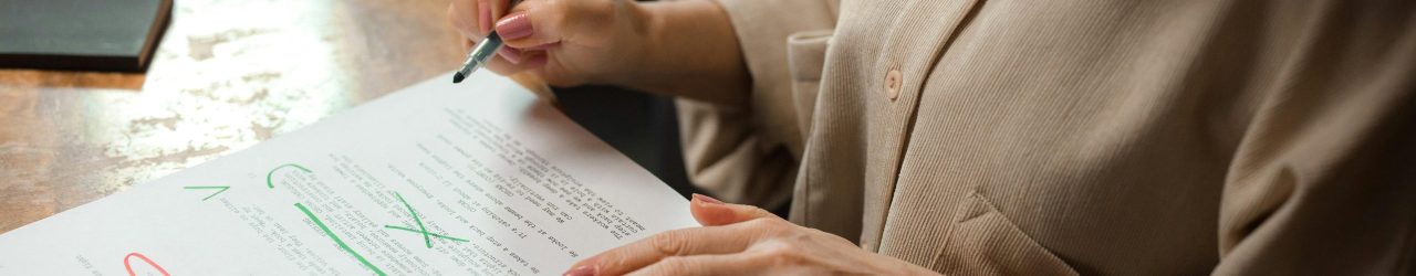 Femme qui corrige des erreurs de traduction dans un texte.