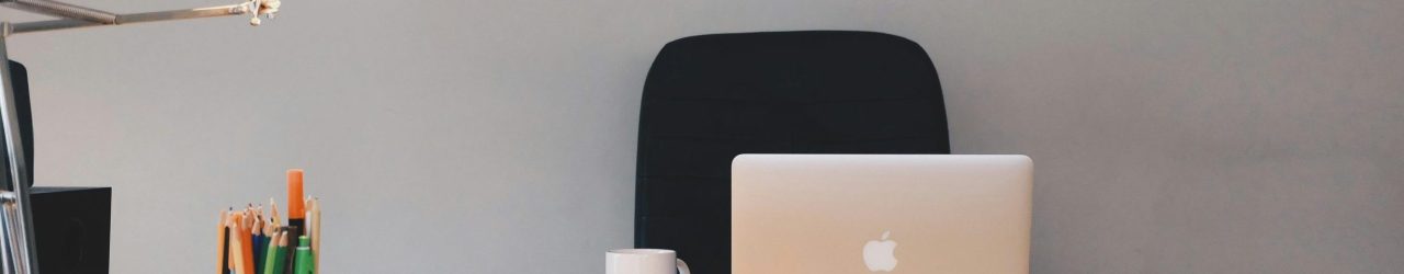 Choix d'une agence de traduction avec une ordinateur posé sur un bureau
