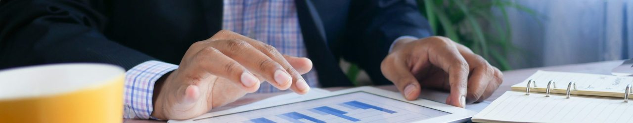 Homme procédant à une traduction financière professionnelle